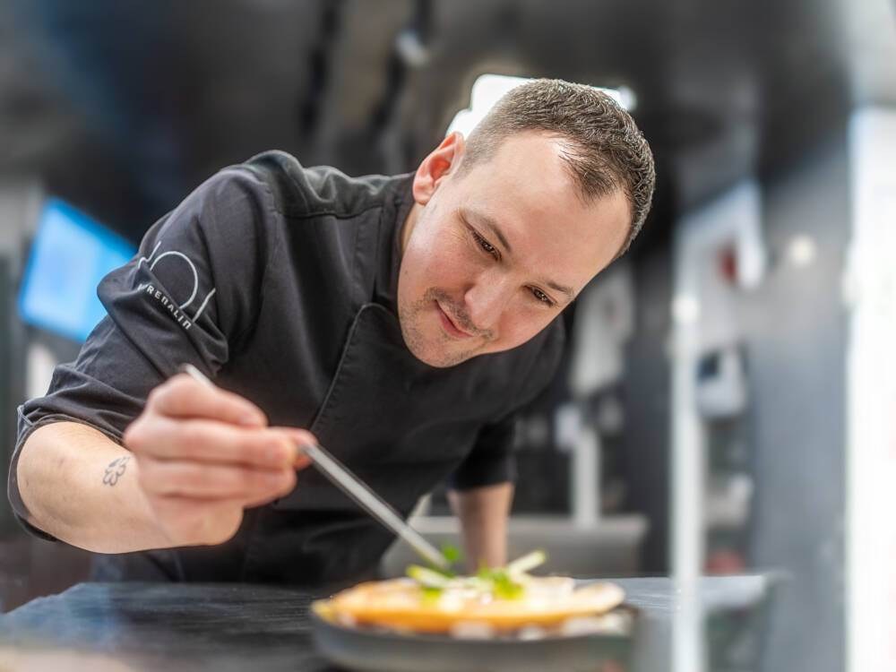 Alexander Mayer ist seit Anfang 2025 Küchenchef im Restaurant Eatrenalin im Europa-Park Rust / ©Europa-Park