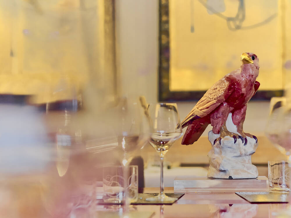 Außergewöhnliche Details: Der Falke spielt eine zentrale Rolle in diesem Restaurant / ©Marc Sill               