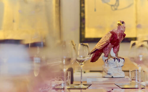 Außergewöhnliche Details: Der Falke spielt eine zentrale Rolle in diesem Restaurant / ©Marc Sill               