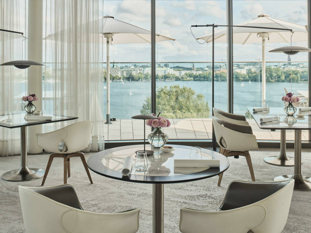 Bester Blick: Vom Lakeside schauen Gäste direkt auf die Alster / ©The Fontenay