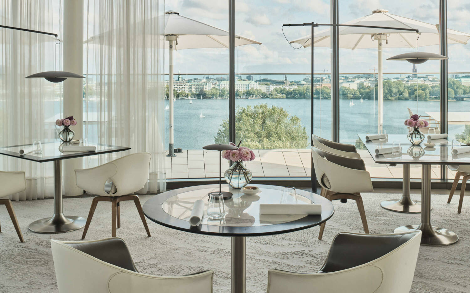 Bester Blick: Vom Lakeside schauen Gäste direkt auf die Alster / ©The Fontenay