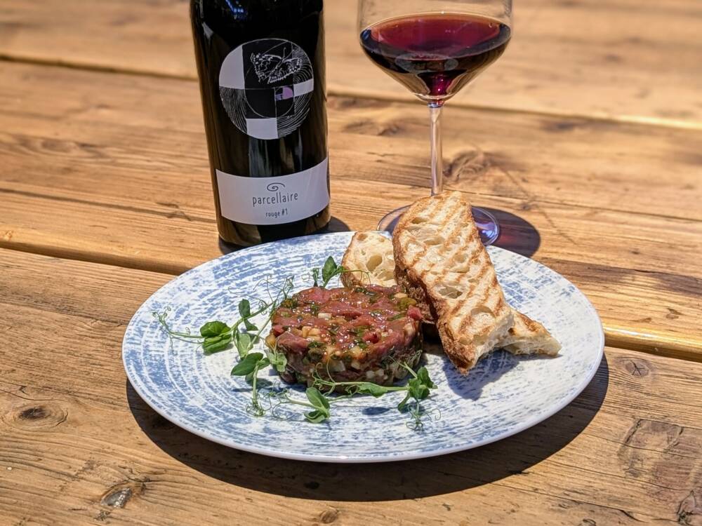 Das Beef Tatar vom Weinbistro Vineyard in Eimsbüttel passt hervorragend zu einem leichten und frischen Rotwein /©Stefan Köhler