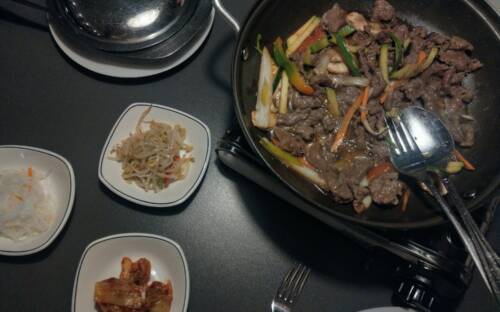 Das koreanische Gericht Bul-Gogi wird im Yang-Zi direkt am Tisch gegrillt / ©Marina Höfker