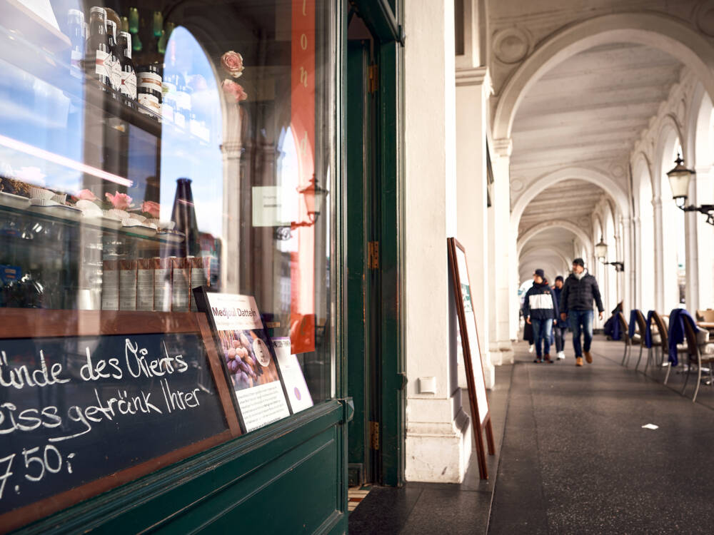 Das Saliba punktet mit einer schönen Location direkt an den Alsterarkaden / ©Marc Sill