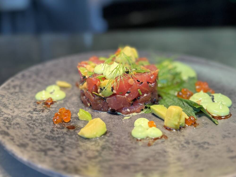 Das Thunfischtatar im Hummer Pedersen Bistro stammt aus nachhaltigem Wildfang und wird mit Wasabi-Mayo serviert /©Hummer Pedersen 