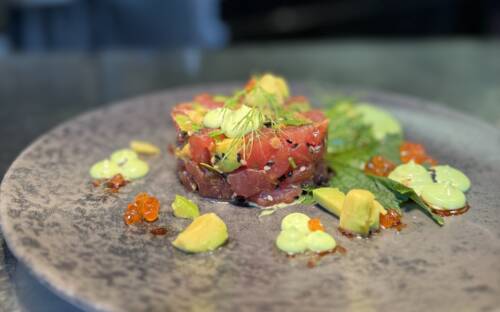 Das Thunfischtatar im Hummer Pedersen Bistro stammt aus nachhaltigem Wildfang und wird mit Wasabi-Mayo serviert /©Hummer Pedersen 
