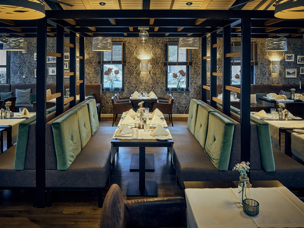 Der Gastbereich des Restaurants Zum Dorfkrug ist urig-gemütlich / ©Marc Sill