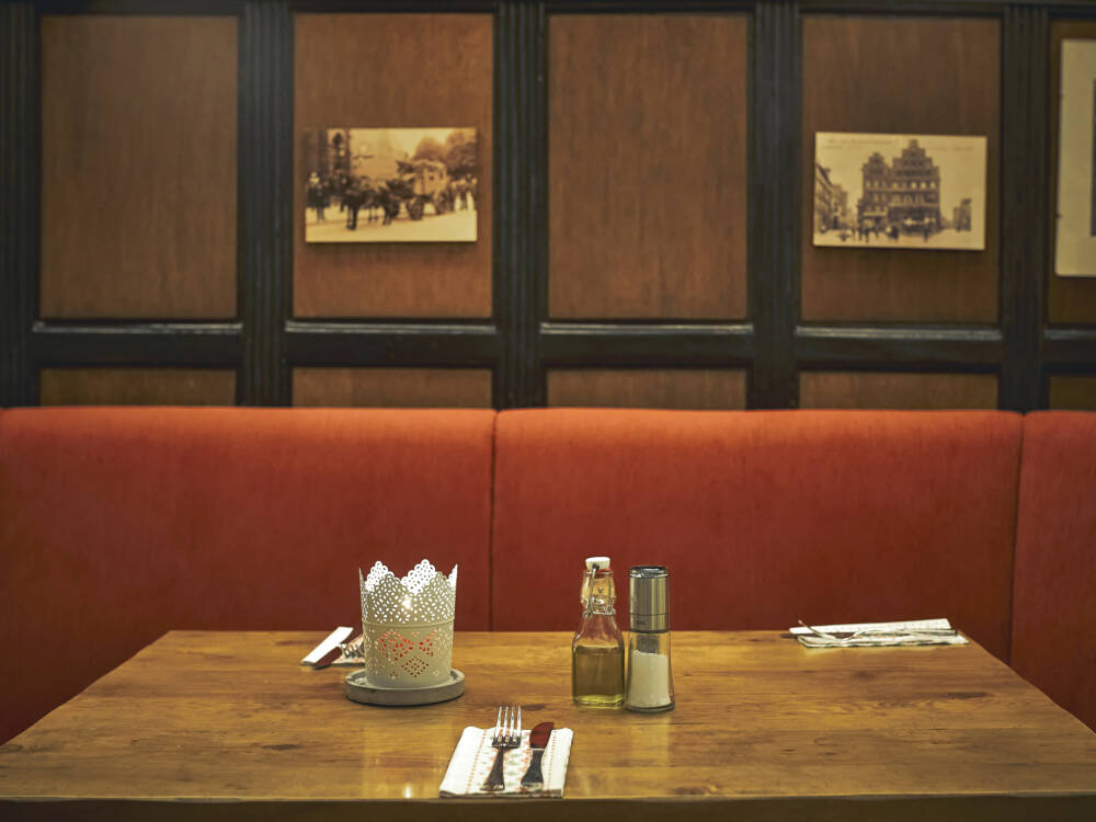 Die Kutscherstube ist eines der ältesten Restaurants Lüneburgs. In der Einrichtung treffen sich Tradition und Moderne / ©Marc Sill