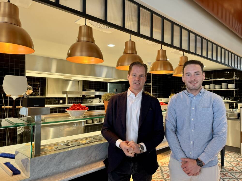 Dirk Block und Betriebsleiter Matviy Slezynskyy eröffnen gemeinsam die fünfte L’Osteria in Hamburg / ©Luna Kumst