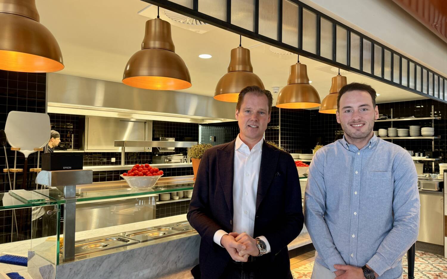 Dirk Block und Betriebsleiter Matviy Slezynskyy eröffnen gemeinsam die fünfte L’Osteria in Hamburg / ©Luna Kumst