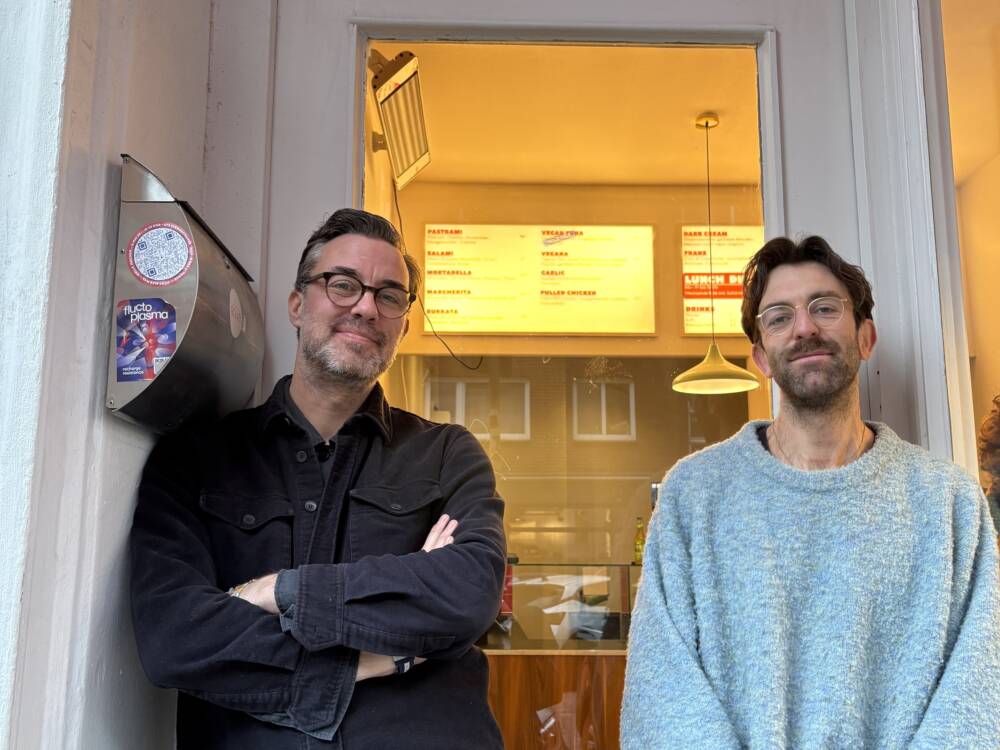 Drewes (rechts) und Lohr haben ihren ersten dauerhaften Standort für Bolle Pizza am 1. Februar in der Schanze eröffnet / ©Alex Goldstein