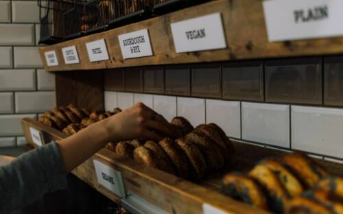 Gebackene  Leckereien im Café Schmidt in Othmarschen. / ©Unsplash/ Sarah Creates