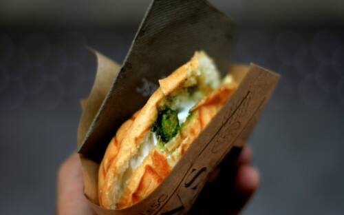 Genieße Paninis im Café Freda / ©Lluís Domingo/Unsplash