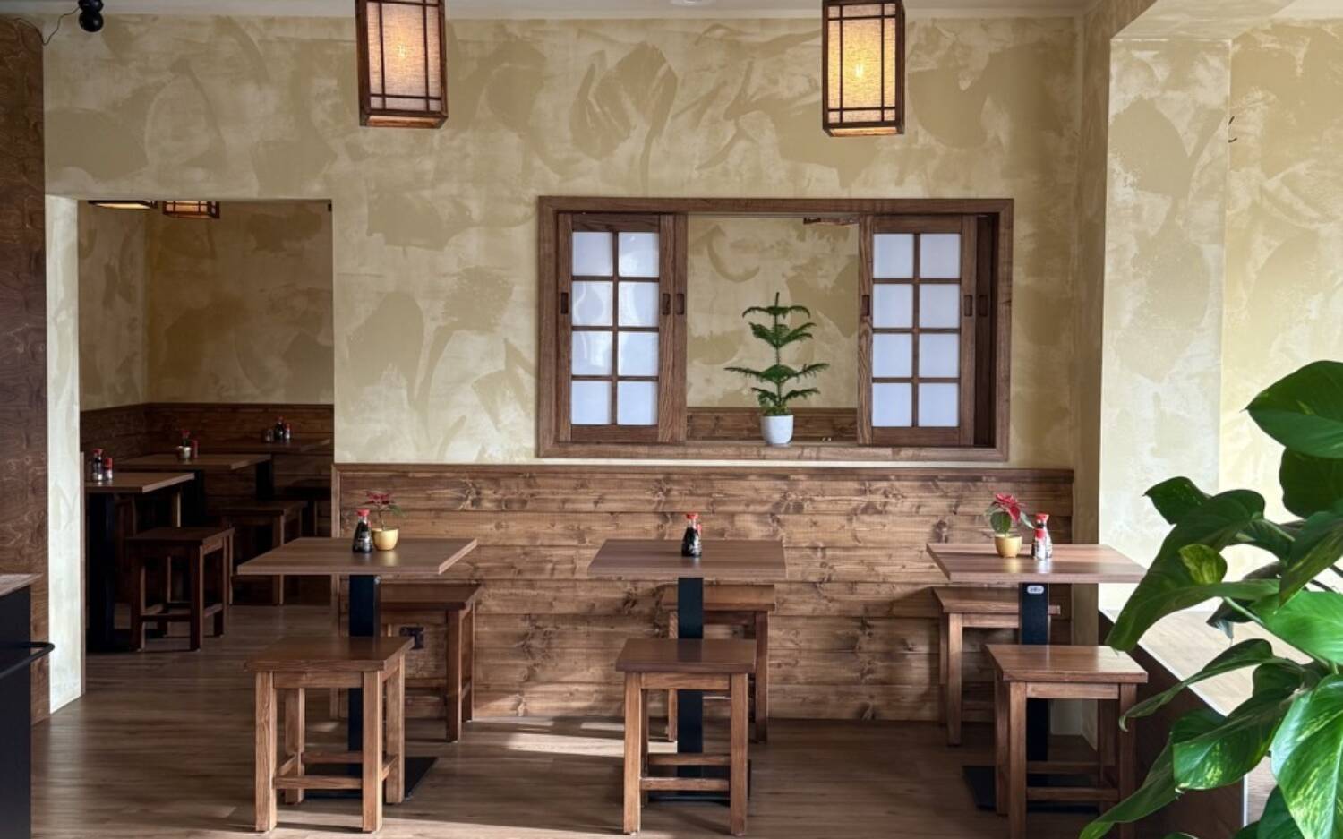 Helles Licht und Holz sorgen für ein gemütliches Ambiente im The Ramen / ©The Ramen