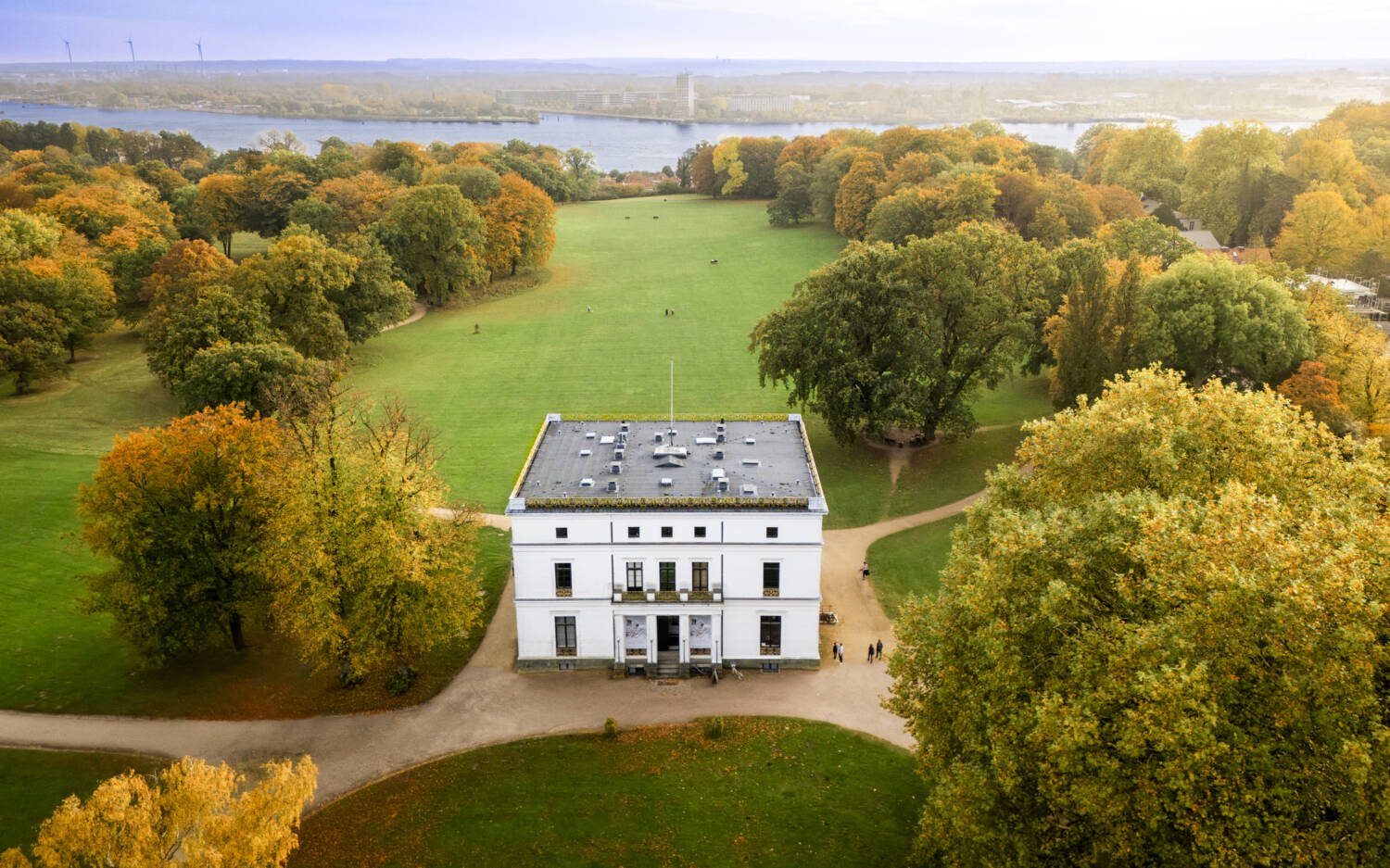 Im Landschaftspark am Elbufer lädt das Schmidtchen-Café ins Jenisch Haus ein / ©Jerome Gerull