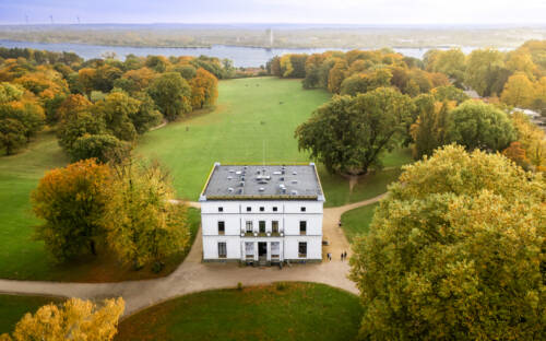 Im Landschaftspark am Elbufer lädt das Schmidtchen-Café ins Jenisch Haus ein / ©Jerome Gerull