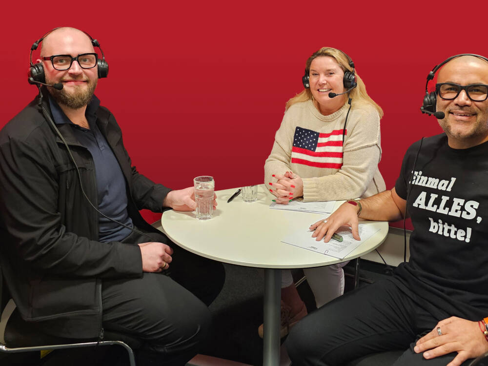 In Folge 51 begrüßen Tanya Kumst und Kemal Üres den Hamburger Sternekoch Thomas Imbusch (links)/ ©Szene Hamburg