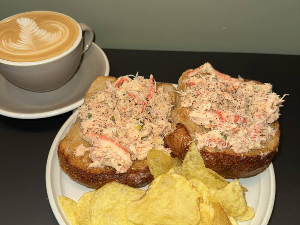 Jeden Mittwoch gibt’s in der Black Hat Coffee Espressobar in Eimsbüttel den Nordic Crab Toast  /©Black Hat Coffee