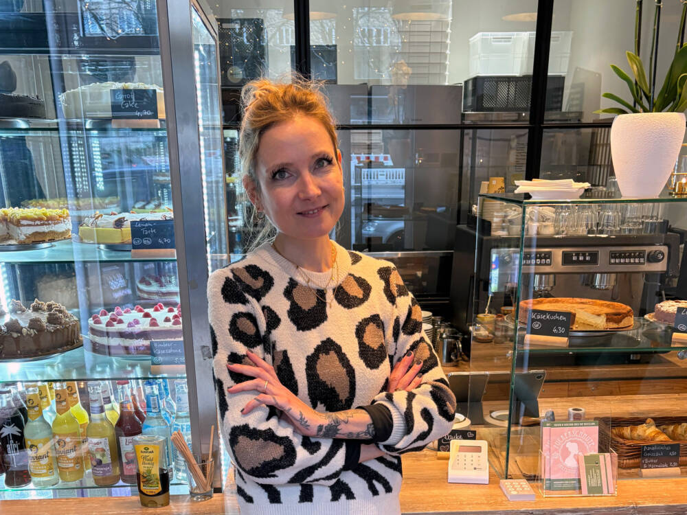 Laura Reinsdorf verwöhnt ihre Gäste im Café Zuckerschnute mit selbst gebackenem Kuchen  / ©Alex Goldstein