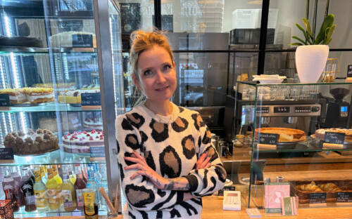 Laura Reinsdorf verwöhnt ihre Gäste im Café Zuckerschnute mit selbst gebackenem Kuchen  / ©Alex Goldstein