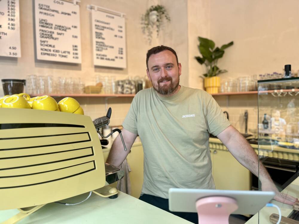 Miro Ilic hat im Juli 2024 sein zweites Café in Ottensen eröffnet / ©Alice von der Laden