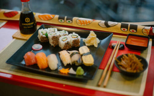 Nigiri, Maki, Sojasoße und Ingwer gehören beim Sushiessen in Hamburg dazu – wie hier bei Kampai auf St. Pauli / ©Marc Sill 