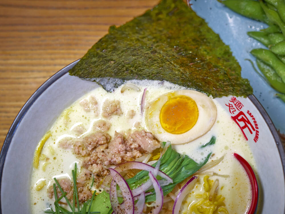 Ramen in Hamburg: Frisches Gemüse und ein halbes Ei gehören bei Takumi in die würzige Nudelsuppe / ©Marc Sill