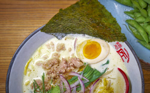 Ramen in Hamburg: Frisches Gemüse und ein halbes Ei gehören bei Takumi in die würzige Nudelsuppe / ©Marc Sill