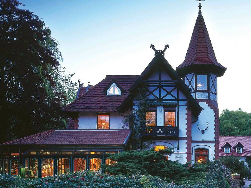 Um zum hell erleuchteten Anwesen zu kommen, muss man einen idyllischen Wald durchqueren  / ©Jagdhaus Waldfrieden