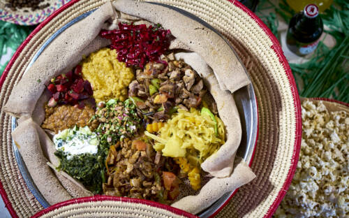 Auf dem Buffet im Elsa’s werden eine Vielfalt eritreischer und ostafrikanischer Speisen angeboten – und das überwiegend vegetarisch / ©Marc Sill 