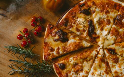 Aus Gurke wird Belvedere: Italienische Küche von Pasta und Pizza bis Fleisch und Fisch wird hier serviert / ©Unsplash/ Ivan Torres