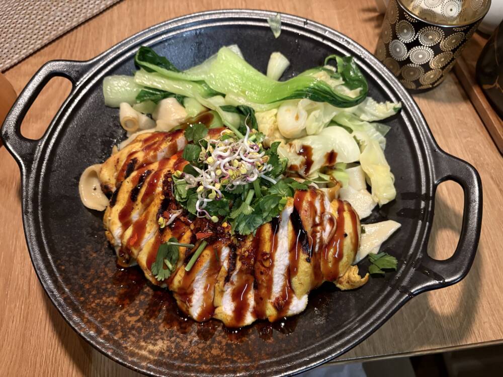 Das Chikin Grill mit gegrilltem Hähnchen, Pak Choi und natürlich handgezogenen Nudeln / ©Alex Goldstein