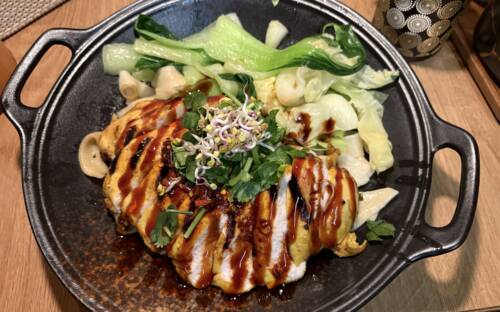 Das Chikin Grill mit gegrilltem Hähnchen, Pak Choi und natürlich handgezogenen Nudeln / ©Alex Goldstein