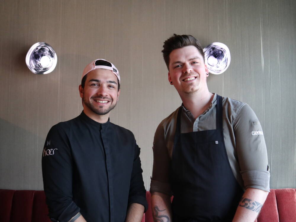 Das Koer in Winterhude gewann den Genuss-Michel als bester Newcomer 2024: Inhaber Joshua Stagraczynski (l.) und Küchenchef Paul Decker (r.) /©Alina Fedorova