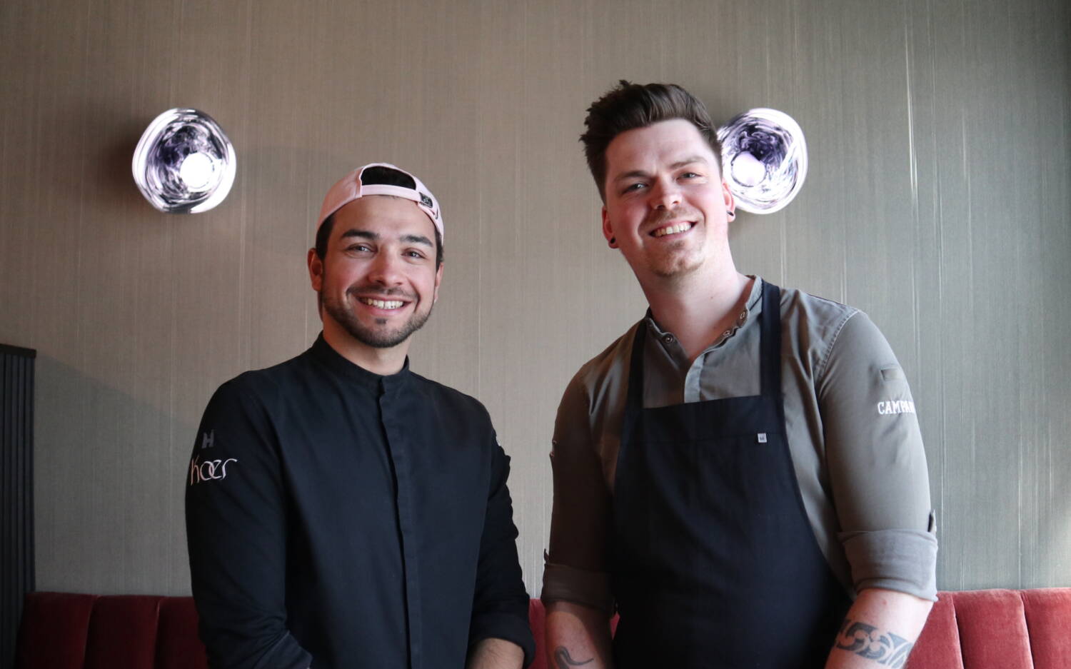 Das Koer in Winterhude gewann den Genuss-Michel als bester Newcomer 2024: Inhaber Joshua Stagraczynski (l.) und Küchenchef Paul Decker (r.) /©Alina Fedorova