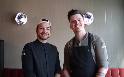 Das Koer in Winterhude gewann den Genuss-Michel als bester Newcomer 2024: Inhaber Joshua Stagraczynski (l.) und Küchenchef Paul Decker (r.) /©Alina Fedorova