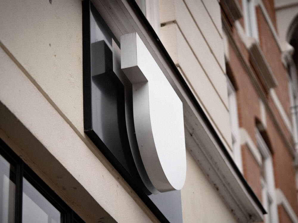 Das Logo der Public Coffee Roasters hängt seit Anfang 2025 am Mühlenkamp  / ©Public Coffee Roasters