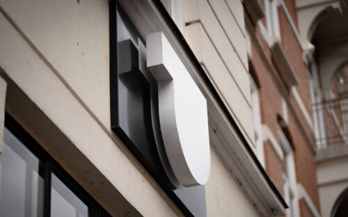 Das Logo der Public Coffee Roasters hängt seit Anfang 2025 am Mühlenkamp  / ©Public Coffee Roasters