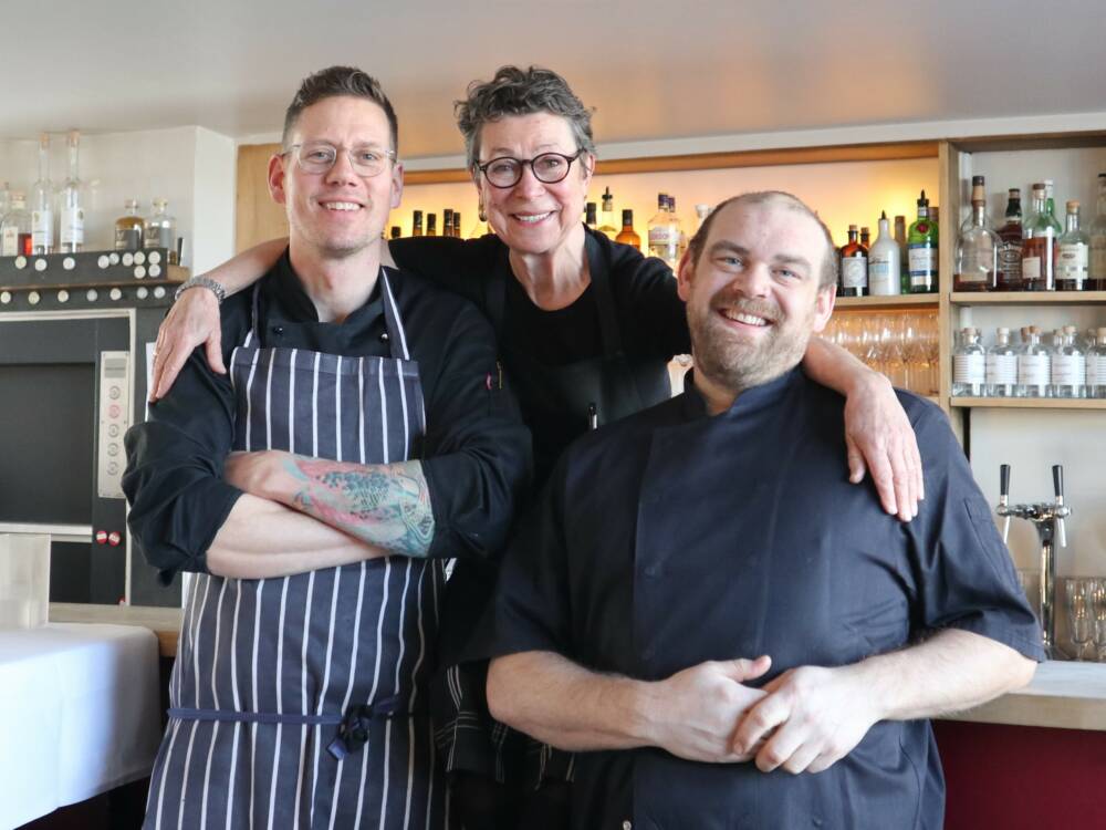Das Nil wurde als das Restaurant des Jahres 2024 ausgezeichnet: die Küchenchefs Malte Scholl (l.), Patrick Hornaff (r.) und Mitinhaberin Elisabeth Füngers /©Alina Fedorova