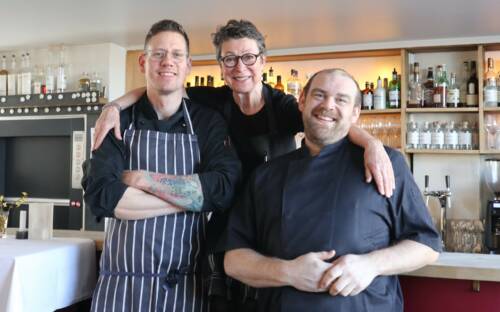 Das Nil wurde als das Restaurant des Jahres 2024 ausgezeichnet: die Küchenchefs Malte Scholl (l.), Patrick Hornaff (r.) und Mitinhaberin Elisabeth Füngers /©Alina Fedorova