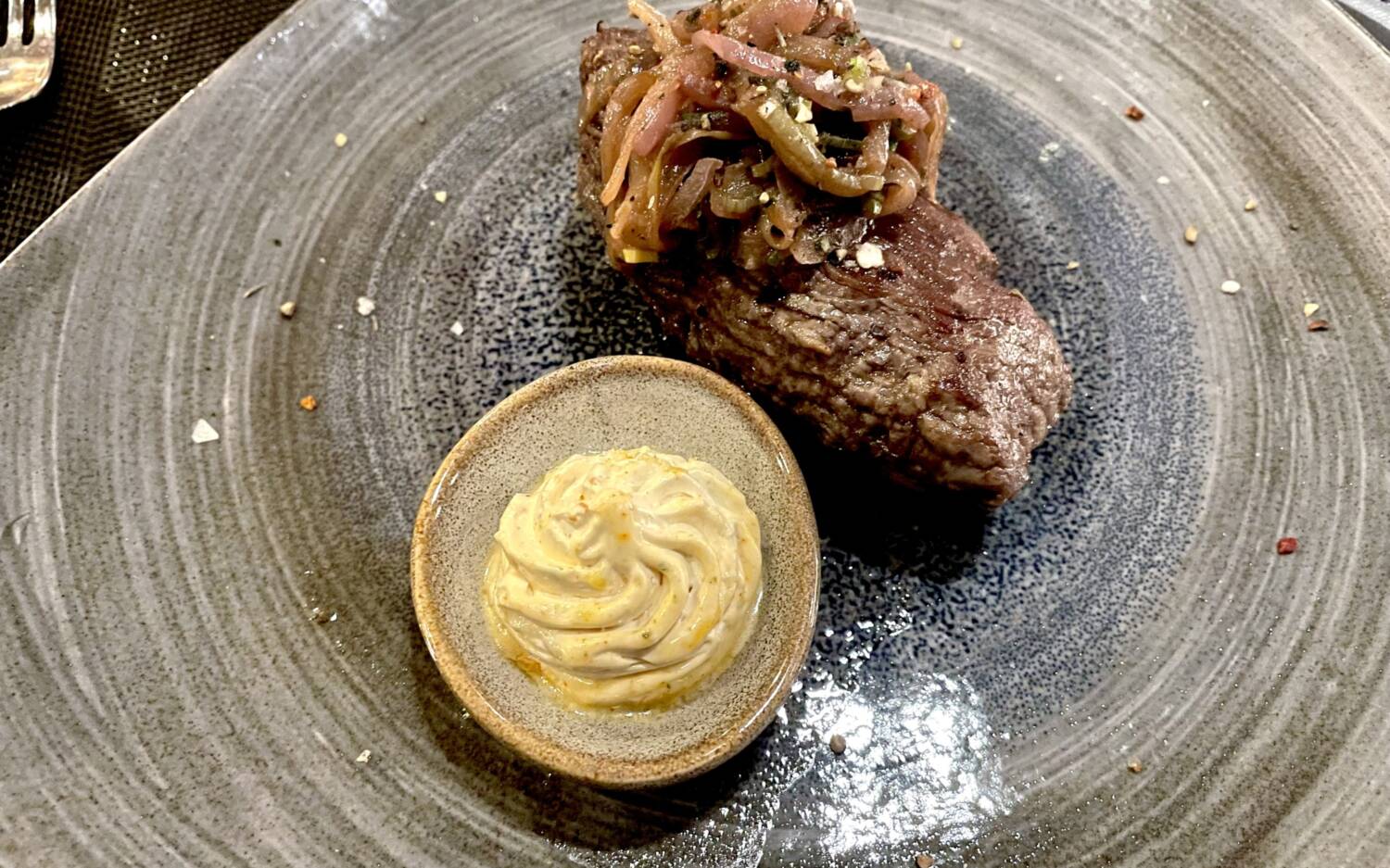 Das Steak im Restaurant, das (positiv) überraschend wenig von seiner Hotel-Natur zeigt, wird auf den gewünschten Punkt gegrillt / ©Peter Wagner