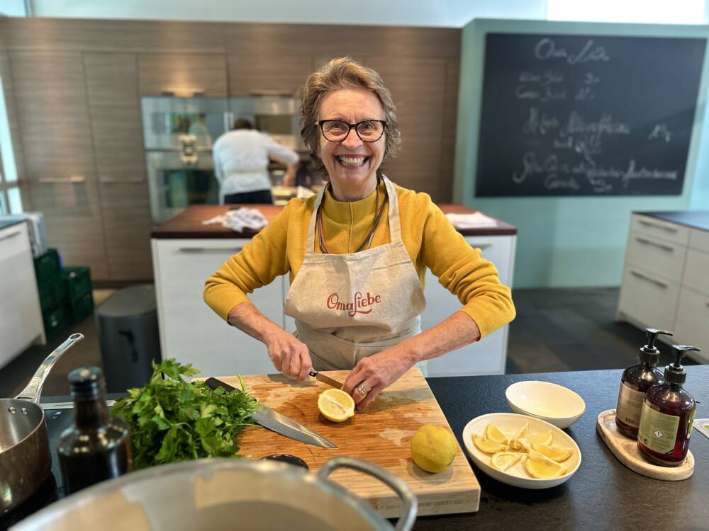 Der OmaLiebe Lunch Club bekommt zweiten Standort: Im Cuci Club wird traditionelle Hausmannskost zum Mittagstisch serviert – Hier von Oma Helga /©OmaLiebe