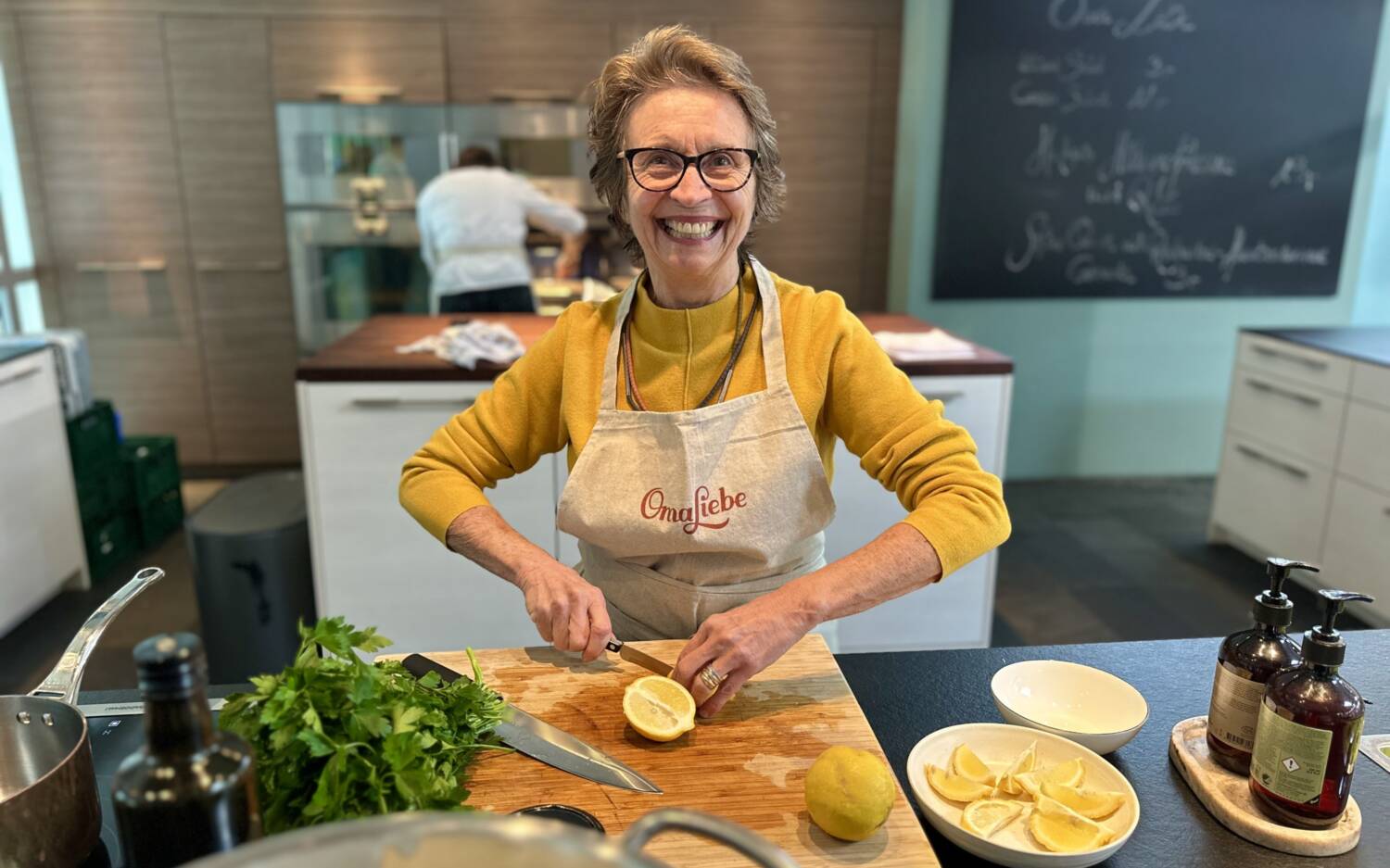 Der OmaLiebe Lunch Club bekommt zweiten Standort: Im Cuci Club wird traditionelle Hausmannskost zum Mittagstisch serviert – Hier von Oma Helga /©OmaLiebe