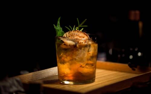 Die Bar Lilli Escher in Altona-Nord bietet verschiedene Drinks / ©Unsplash/ Ash Edmonds