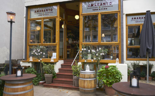 Die spanische Wein- und Tapas-Bar Amaranto strahlt eine einladende Atmosphäre aus / ©Marc Sill