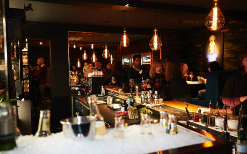 Ein Abend voller ausgelassener Gespräche in der Black Forest Bar / ©Dave Gold/Black Forest Bar
