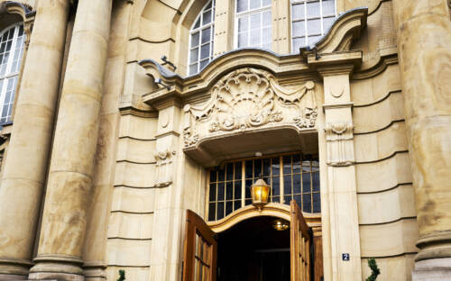 Eindrucksvoll: Hinter den Toren der ehemaligen Oberfinanzdirektion verbirgt sich der Fine-Dining-Tempel der Altstadt / ©Marc Sill