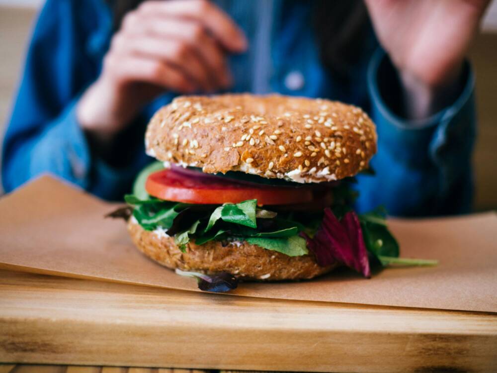 Im Ivory gibt es eine kleine Auswahl an kleinen Speisen – Bagel, Panini und Kuchen / ©Unsplash/Jiroe (Matia Rengel)