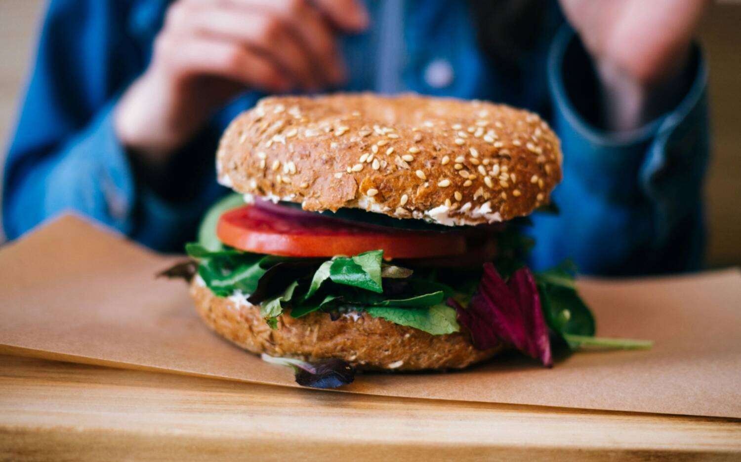 Im Ivory gibt es eine kleine Auswahl an kleinen Speisen – Bagel, Panini und Kuchen / ©Unsplash/Jiroe (Matia Rengel)