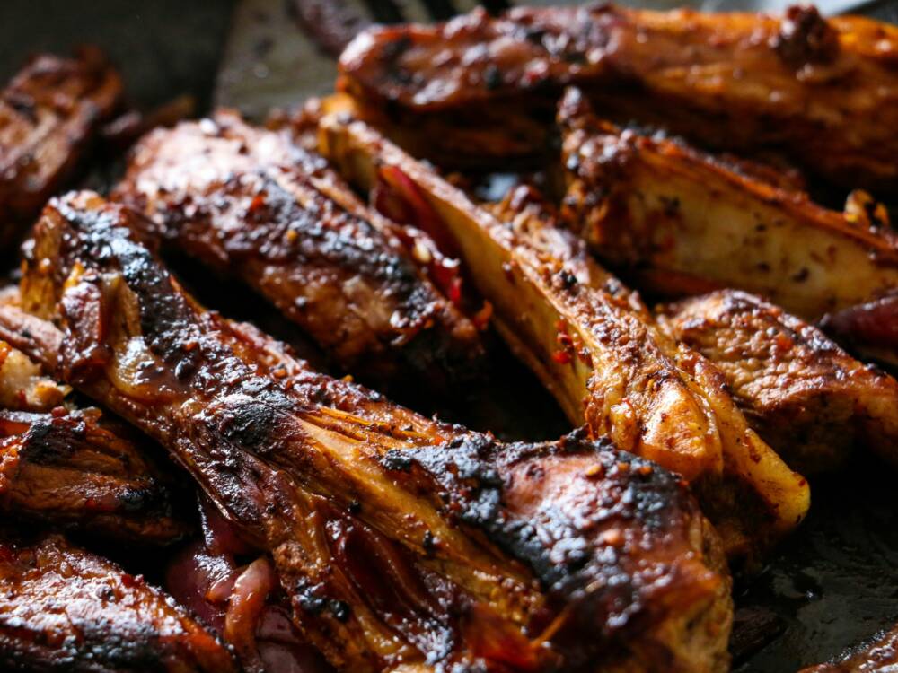 Im Jazz Café gibt es italienisch-amerikanische Küche, wie zum Beispiel: Spareribs!  / ©Unsplash/Ahmad